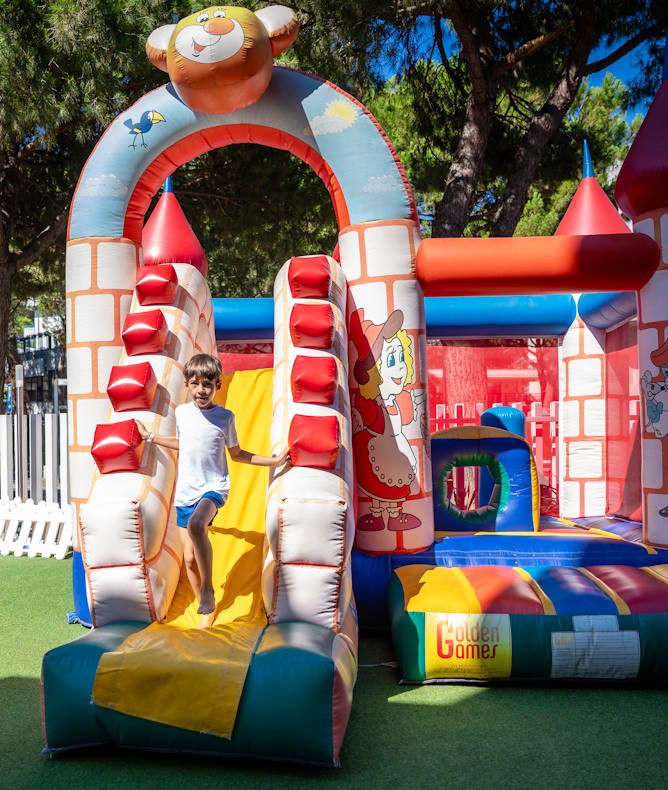 media.Gallery 2 Gommoland Park giochi gonfiabili in giardino Club Family Hotel Milano Marittima