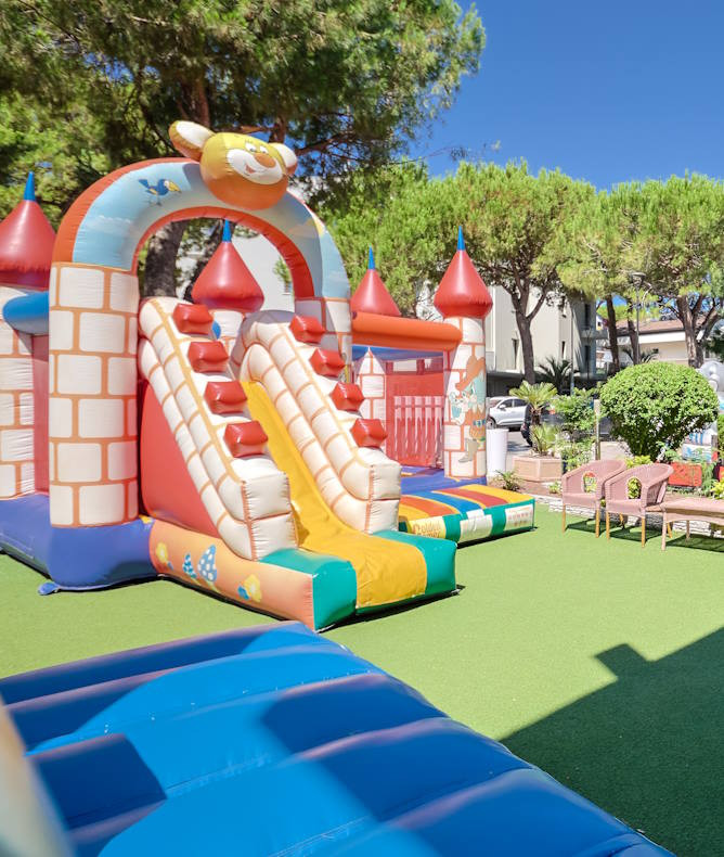 media.Gallery 3 Gommoland Park giochi gonfiabili in giardino Club Family Hotel Milano Marittima