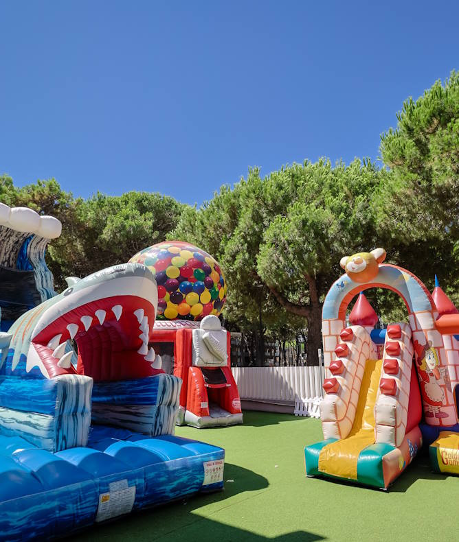 media.Gallery 4 Gommoland Park giochi gonfiabili in giardino Club Family Hotel Milano Marittima