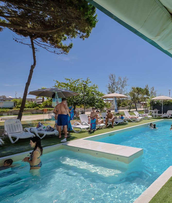 media.Gallery 1 piscina riscladata sicura per bambini Club Family Hotel Milano Marittima
