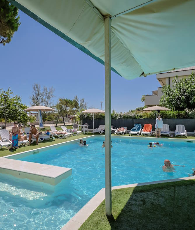 media.Gallery 2 piscina riscladata sul lungomare Club Family Hotel Milano Marittima