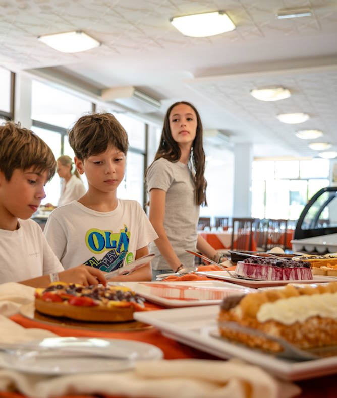 media.Gallery 5 Ristorante servizio a buffet tavolo dolci Club Family Hotel Milano Marittima