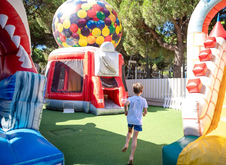 media.Highlight Gommoland Park giochi gonfiabili in giardino Club Family Hotel Milano Marittima